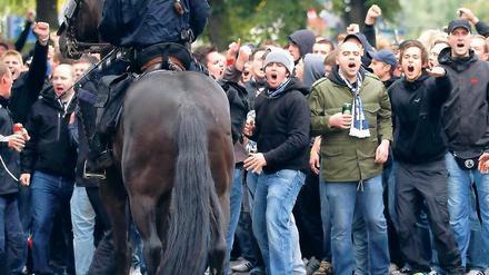 Schwer im Zaum zu halten. Zwischen HSV-Fans und der Polizei gab es beim Hinspiel Zusammenstöße. Foto: dpa