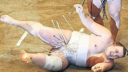 Am Boden. Der Sumo-Ringer Ozeki Baruto findet sich auf dem Rücken wieder – drei seiner Kollegen haben nun Kampfabsprachen zugegeben. Foto: Reuters