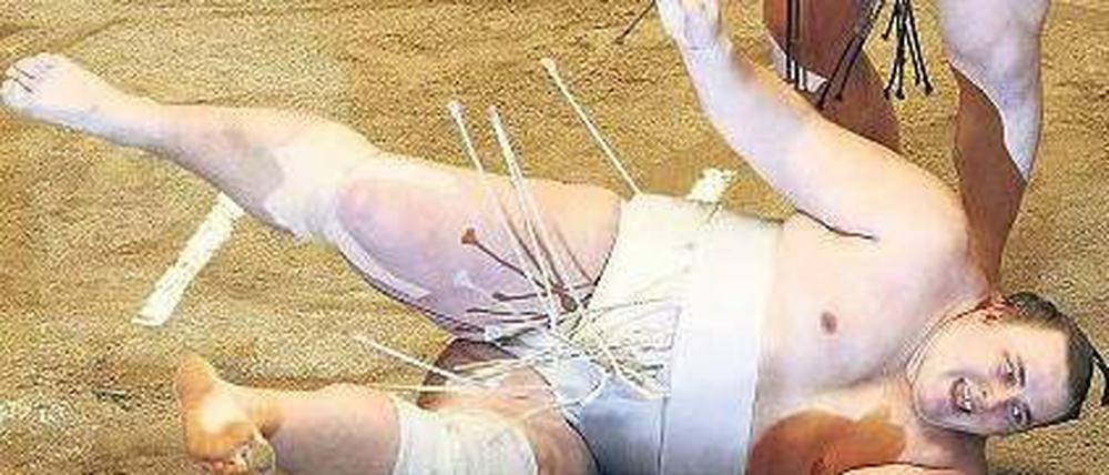 Am Boden. Der Sumo-Ringer Ozeki Baruto findet sich auf dem Rücken wieder – drei seiner Kollegen haben nun Kampfabsprachen zugegeben. Foto: Reuters