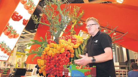 Ein Baum voller Gemüse. Der Künstler Piet van der Burg aus der Nähe von Rotterdam widmet sich seit Jahrzehnten der Floristik und dem Messebau. Bei der Fachmesse Fruit Logistica auf dem Berliner Messegelände arbeitet er freischaffend für die niederländische Firma Zuidkoop Natural Projects, die eine große Agrarorganisation in Szene setzt. 