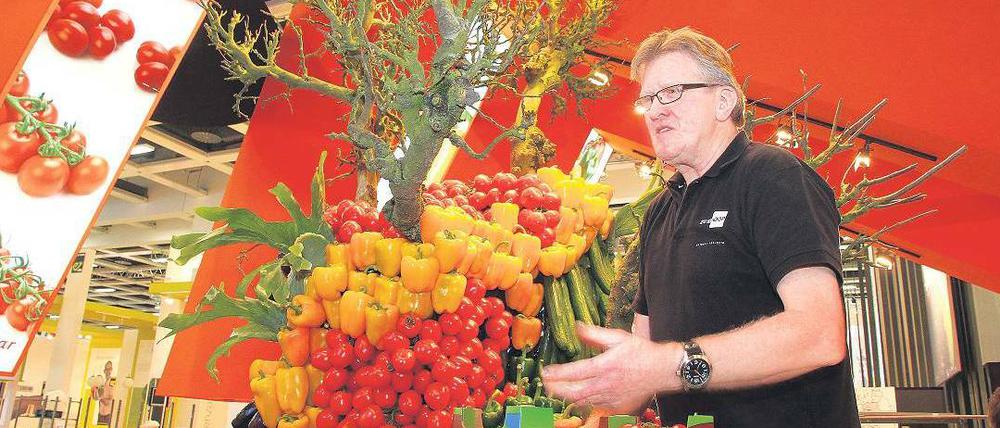 Ein Baum voller Gemüse. Der Künstler Piet van der Burg aus der Nähe von Rotterdam widmet sich seit Jahrzehnten der Floristik und dem Messebau. Bei der Fachmesse Fruit Logistica auf dem Berliner Messegelände arbeitet er freischaffend für die niederländische Firma Zuidkoop Natural Projects, die eine große Agrarorganisation in Szene setzt. 
