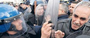 Hoch gerüstet. Demonstranten liefen am Samstag in Algier gegen eine Front von tausenden Polizisten.