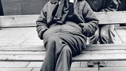 In Gesellschaft. Thomas Bernhard (1931–1989) ein Jahr vor seinem Tod, auf dem Wiener Graben fotografiert von Sepp Dreissinger, dessen Bernhard-Bilder bis 8. Mai in einer großen Ausstellung im Wiener Fotoforum West-Licht zu sehen sind.