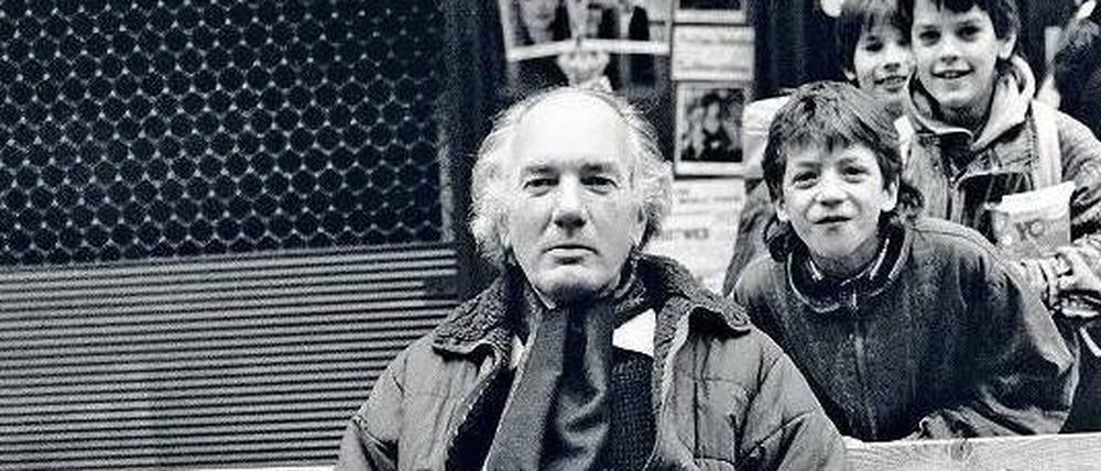 In Gesellschaft. Thomas Bernhard (1931–1989) ein Jahr vor seinem Tod, auf dem Wiener Graben fotografiert von Sepp Dreissinger, dessen Bernhard-Bilder bis 8. Mai in einer großen Ausstellung im Wiener Fotoforum West-Licht zu sehen sind.
