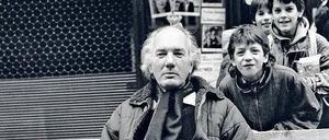 In Gesellschaft. Thomas Bernhard (1931–1989) ein Jahr vor seinem Tod, auf dem Wiener Graben fotografiert von Sepp Dreissinger, dessen Bernhard-Bilder bis 8. Mai in einer großen Ausstellung im Wiener Fotoforum West-Licht zu sehen sind. 