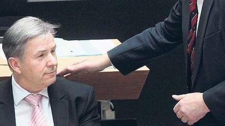 Zuspruch für den Regierenden. Klaus Wowereit (SPD) hielt sich bei der Debatte über den Volksentscheid zurück und überließ Wirtschaftssenator Harald Wolf (Linke) das Rednerpult – und unterhielt sich mit Parlamentspräsident Walter Momper (SPD).
