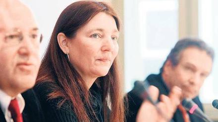 Die Linken-Bundestagsfraktion will juristisch eine Festsetzung der Hartz-IV-Regelsätze erzwingen. Die Fraktion unterstützt die bayerische Hartz-IV-Empfängerin Angelika Schömig (Mitte) bei ihrer Klage vor dem Sozialgericht Nürnberg. Der „gesetzlose Zustand“ müsse beendet werden, forderte Fraktionschef Gregor Gysi (links) am Mittwoch. 
