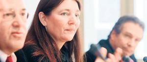 Die Linken-Bundestagsfraktion will juristisch eine Festsetzung der Hartz-IV-Regelsätze erzwingen. Die Fraktion unterstützt die bayerische Hartz-IV-Empfängerin Angelika Schömig (Mitte) bei ihrer Klage vor dem Sozialgericht Nürnberg. Der „gesetzlose Zustand“ müsse beendet werden, forderte Fraktionschef Gregor Gysi (links) am Mittwoch. 