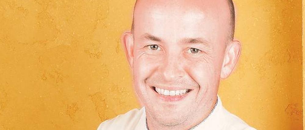 Koch Thomas Kammeier serviert seine Gerichte im Spiegelzelt.