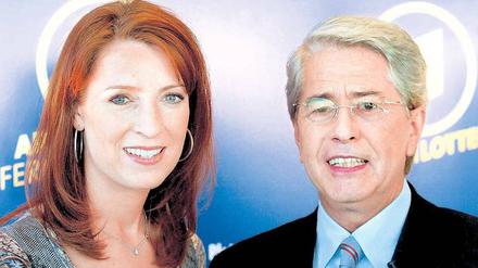 „Ein Platz an der Sonne“. Monica Lierhaus löst Frank Elstner, hier bei einem gemeinsamen Auftritt 2003, als Werbegesicht für die ARD-Fernsehlotterie ab. 