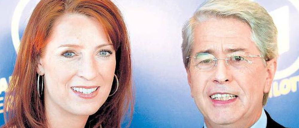 „Ein Platz an der Sonne“. Monica Lierhaus löst Frank Elstner, hier bei einem gemeinsamen Auftritt 2003, als Werbegesicht für die ARD-Fernsehlotterie ab. 