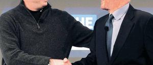 Glücklich ist Apple-Manager Eddy Cue (l.) über die Kooperation mit Rupert Murdoch und dessen Zeitung „The Daily“. Foto: Reuters