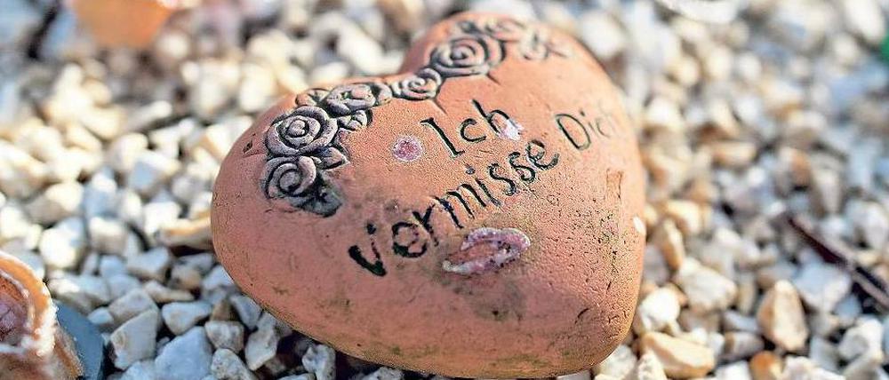 Das Ereignis lässt die Stadt nicht los. Dieser Stein liegt auf dem Grab eines Opfers des Amokläufers. 