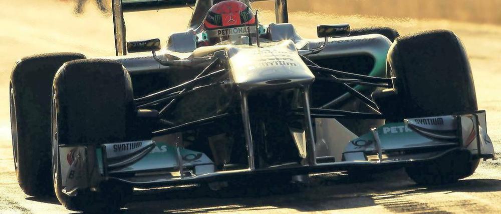 Gold, Silber oder Blech? Mit dem Mercedes W02 will Michael Schumacher in dieser Saison zumindest Siege einfahren. Foto: nordphoto