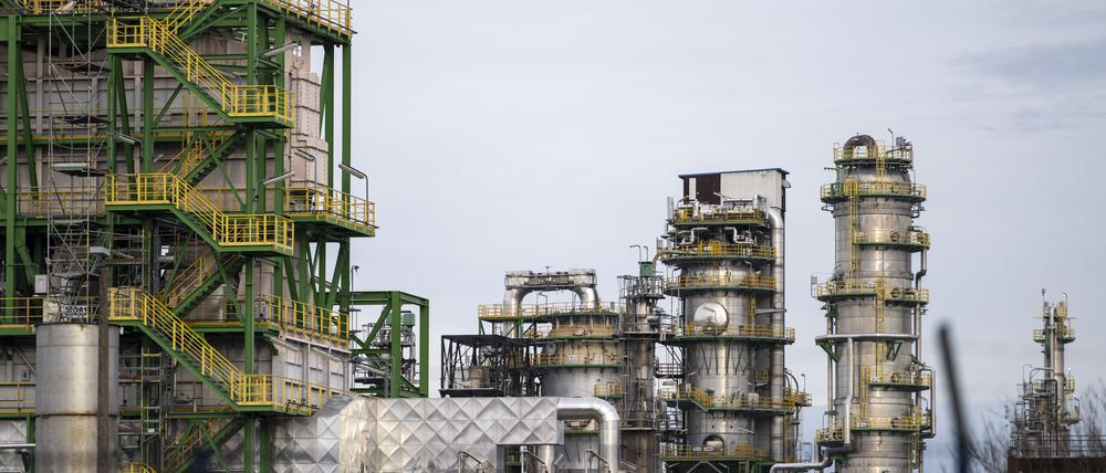 Anlagen zur Rohölverarbeitung stehen auf dem Gelände der PCK-Raffinerie GmbH in Schwedt.
