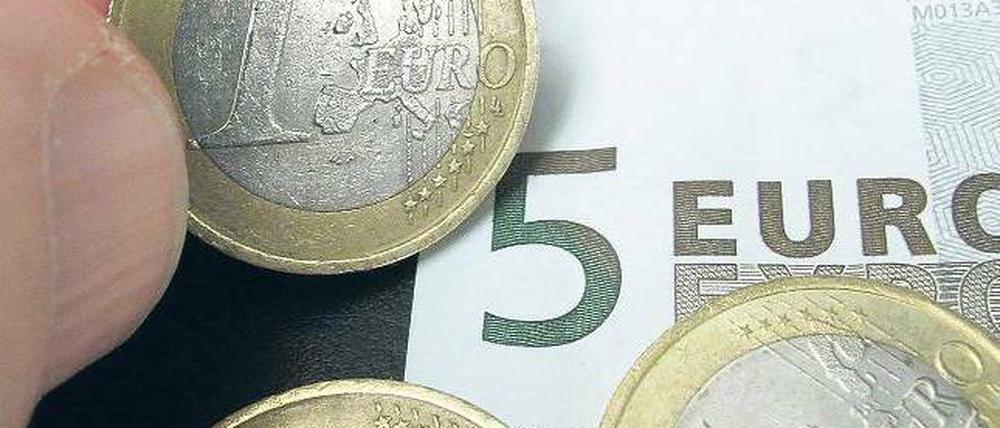 In kleinen Schritten. Zunächst wird der Hartz-IV-Satz nur um fünf Euro angehoben. 2012 soll es dann weitere drei Euro als Inflationsausgleich geben. 