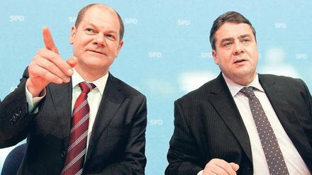 Wohin. Der „Seeheimer Kreis“ ist von Olaf Scholz (l.) begeistert. Parteichef Sigmar Gabriel will keine Kurskorrektur. Foto: Wolfgang Kumm/dpa