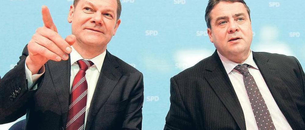 Wohin. Der „Seeheimer Kreis“ ist von Olaf Scholz (l.) begeistert. Parteichef Sigmar Gabriel will keine Kurskorrektur. Foto: Wolfgang Kumm/dpa