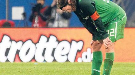 Blickrichtung abwärts. Bremens Kapitän Torsten Frings hat nicht mehr die Dynamik früherer Tage. Foto: dapd