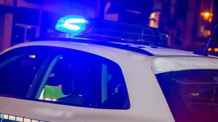  Symbolbild Polizeieinsatz: Einsatzfahrzeug der Polizei bei Dunkelheit *** Symbol image police operation police emergency vehicle in darkness Copyright: xUdoxHerrmannx 