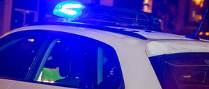  Symbolbild Polizeieinsatz: Einsatzfahrzeug der Polizei bei Dunkelheit *** Symbol image police operation police emergency vehicle in darkness Copyright: xUdoxHerrmannx 