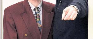 Der Angeklagte. Der Mann, der seine Kinder über lange Jahre missbraucht, vergewaltigt und zur Prostitution gezwungen haben soll, wird in den Gerichtssaal geführt. Foto: rtr 