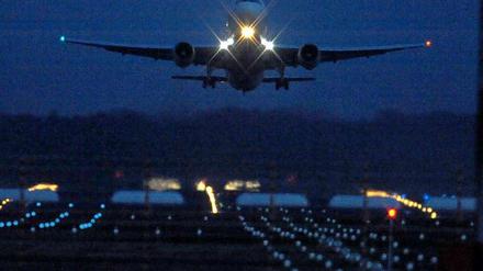 Ob es am neuen Flughafen in Schönefeld einen Nachtflugverkehr geben wird, hat das Bundesverwaltungsgericht noch nicht entschieden. Das Umweltbundesamt hält ein absolutes Nachtflugverbot von 23 Uhr bis 6 Uhr für ein „ganz wichtiges“ Kriterium.