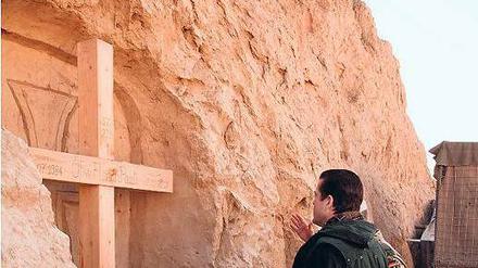 Zum Gedenken. Als Guttenberg hier stand, lebten die Soldaten noch. Foto: Reuters