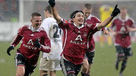 Der Nürnberger Almog Cohen (M) jubelt mit seinen Kollegen über seinen Treffer zum 3:0 gegen Frankfurt.