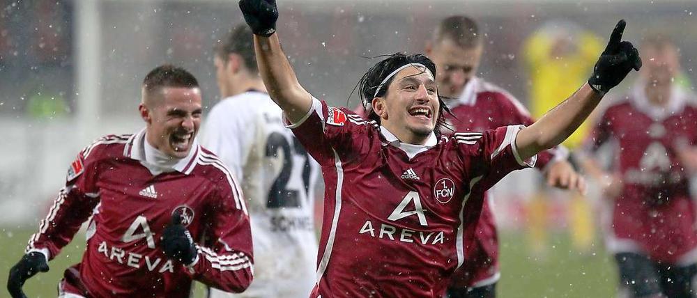 Der Nürnberger Almog Cohen (M) jubelt mit seinen Kollegen über seinen Treffer zum 3:0 gegen Frankfurt.