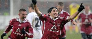 Der Nürnberger Almog Cohen (M) jubelt mit seinen Kollegen über seinen Treffer zum 3:0 gegen Frankfurt.