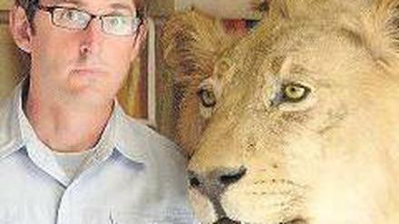 Gerne auch mit Löwen. Louis Theroux scheut die Großwildjagd nicht. Foto: ZDF