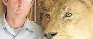 Gerne auch mit Löwen. Louis Theroux scheut die Großwildjagd nicht. Foto: ZDF