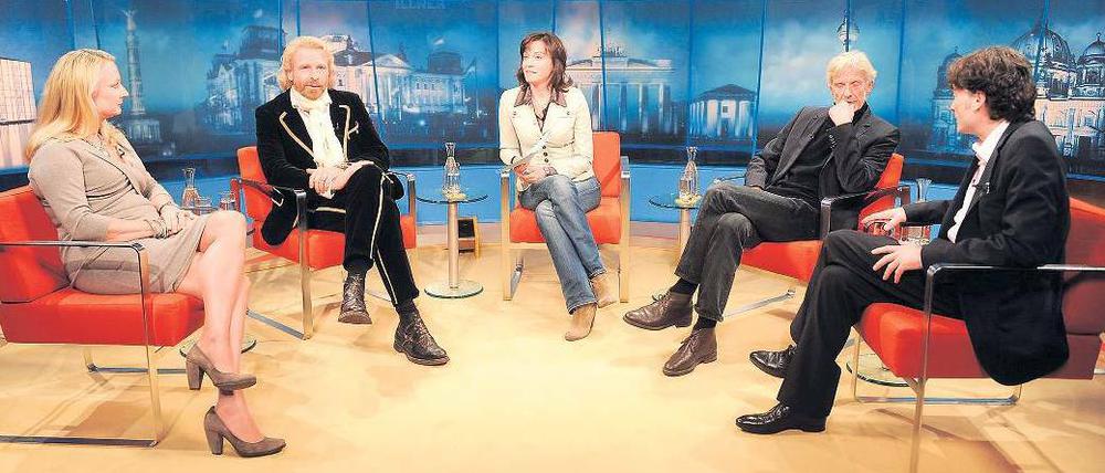 Maybrit Illner und der Unterhaltungsgipfel: DSDS-Produzentin Ute Biernat (v.l.n.r.), Thomas Gottschalk, Mathieu Carrière und Giovanni di Lorenzo suchten am Donnerstagabend nach dem TV-Gral. Immerhin 3,93 Millionen Menschen schauten zu. Foto: dapd