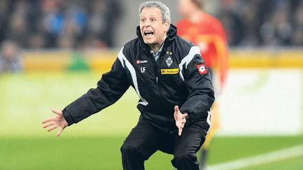 Am Rande der Wahnsinn. Lucien Favre trieb seine neue Mannschaft gegen den FC Schalke 90 Minuten lang an. Foto: firo Sportphoto