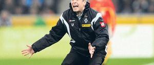 Am Rande der Wahnsinn. Lucien Favre trieb seine neue Mannschaft gegen den FC Schalke 90 Minuten lang an. Foto: firo Sportphoto