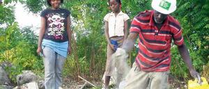 Myriam Louima (links) und ihre Familie bauen sich ein Haus.