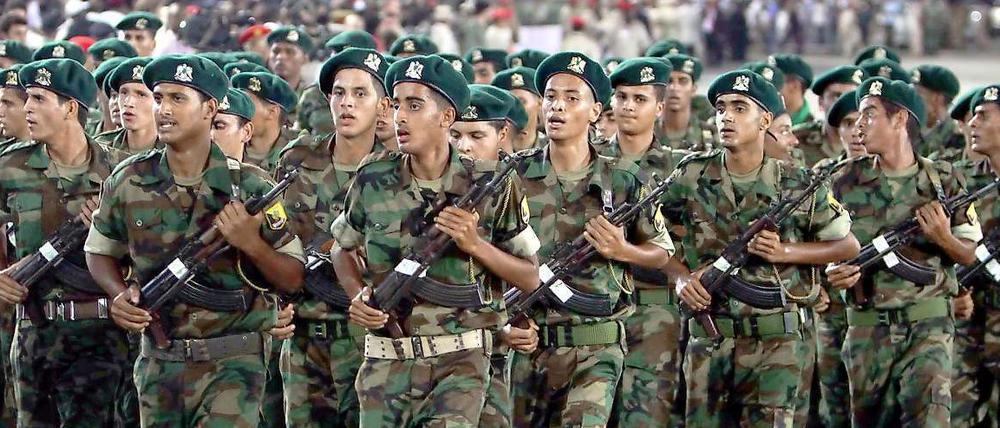 Einige Politiker haben Gaddafi bereits die Gefolgschaft aufgekündigt, das Militär aber gehorcht ihm noch - und feuert auf Demonstranten.