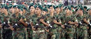 Einige Politiker haben Gaddafi bereits die Gefolgschaft aufgekündigt, das Militär aber gehorcht ihm noch - und feuert auf Demonstranten.