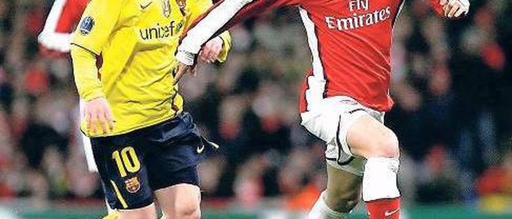 Klassetreffen. Messi (l.) und Fabregas kennen sich aus Barças Jugend. Foto: AFP