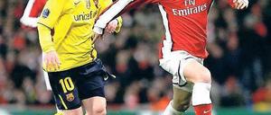 Klassetreffen. Messi (l.) und Fabregas kennen sich aus Barças Jugend. Foto: AFP