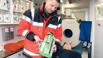Wenn die Zeit drängt. Im „Stroke Unit Einsatzmobil“ wird mit einem Computertomographen schon vor Ort ein Schlaganfall diagnostiziert und die Behandlung eingeleitet.