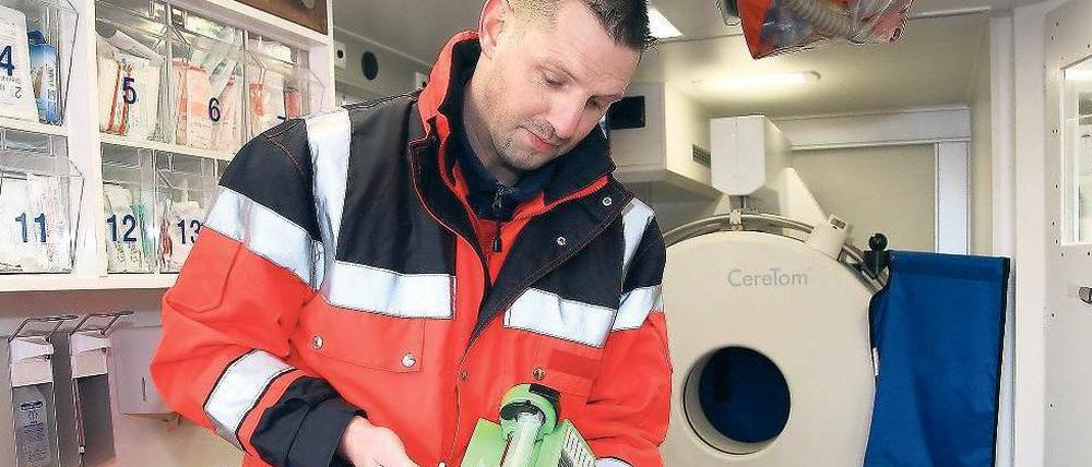 Wenn die Zeit drängt. Im „Stroke Unit Einsatzmobil“ wird mit einem Computertomographen schon vor Ort ein Schlaganfall diagnostiziert und die Behandlung eingeleitet.