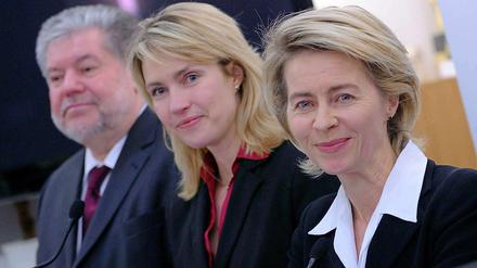 Erschöpft aber zufrieden: Ursula von der Leyen (CDU, vorne) mit SPD-Verhandlungsführerin Manuela Schwesig und dem rheinland-pfälzischen Ministerpräsidenten Kurt Beck.