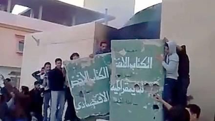 Es gibt derzeit kaum Bilder aus Libyen. Einige Amateurvideos, die im Internet veröffentlicht wurden, zeigten jedoch die anhaltenden Proteste. Hier die Zerstörung eines Monuments in Tobruk, im Osten des Landes.