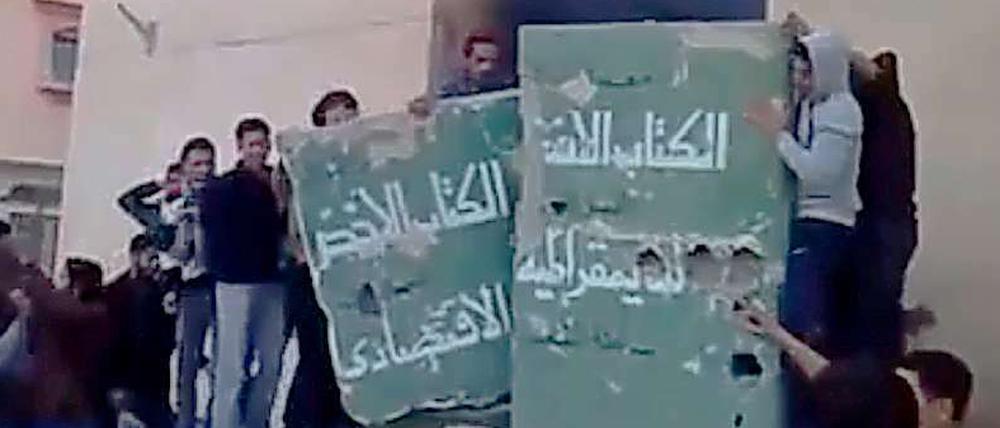 Es gibt derzeit kaum Bilder aus Libyen. Einige Amateurvideos, die im Internet veröffentlicht wurden, zeigten jedoch die anhaltenden Proteste. Hier die Zerstörung eines Monuments in Tobruk, im Osten des Landes.