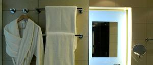 Bademantel und Handtücher. Manche Berliner Hotels lassen die bestenfalls alle drei Tage reinigen – aus Energiespargründen, heißt es.