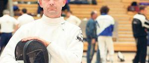 Den Degen noch fest im Griff. Als Elmar Borrmann 1983 Weltmeister wurde, war mehr als die Hälfte der Teilnehmer beim heute beginnenden Turnier Weißer Bär noch nicht einmal geboren. Foto: p-a/dpa