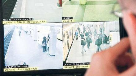 Schirmherrschaft. Welche Bilder der 1150 Kameras in U-Bahnhöfen live auf den Monitoren in der Sicherheitszentrale übertragen werden, entscheidet ein Zufallsgenerator. Alle Aufnahmen werden einen Tag lang gespeichert. 