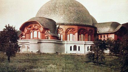 Anthroposophische Architektur. Das erste Goetheanum in Dornach in der Schweiz.Foto: Ullstein
